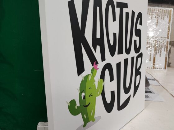Вивіска «Kactus club»