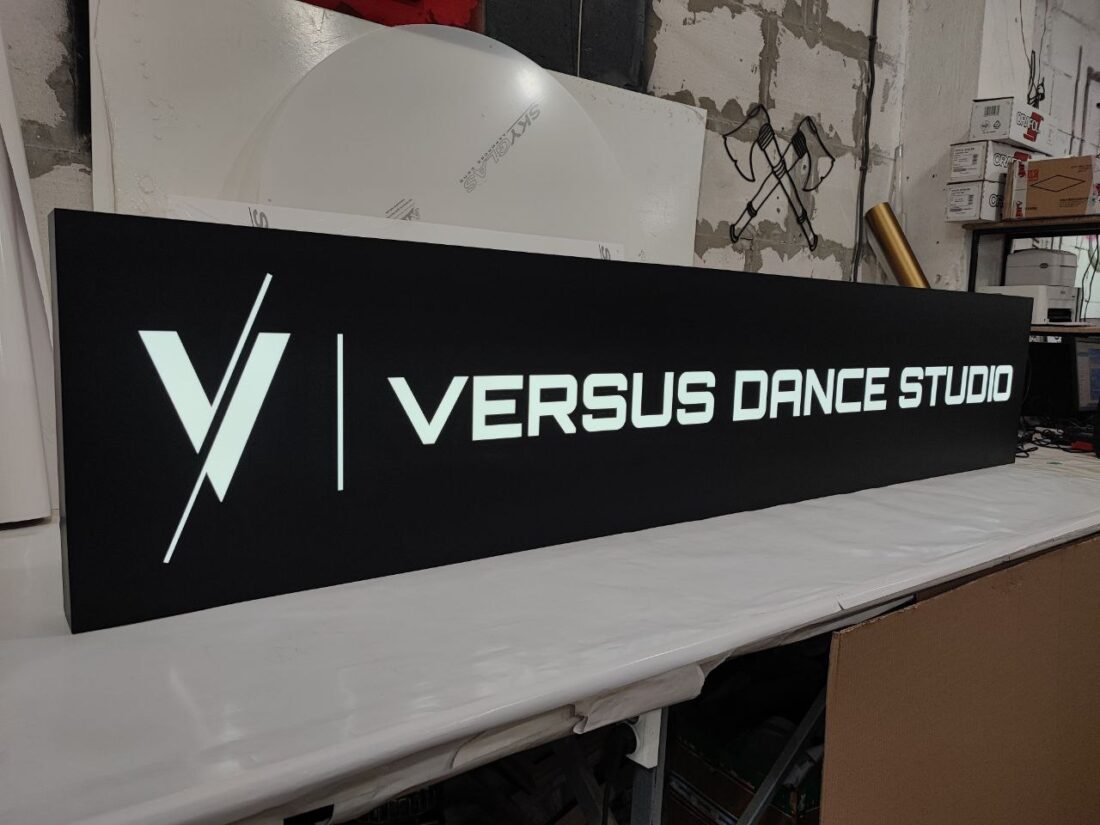 Лайтбокс для танцювальної студії «Versus dance studio»