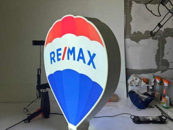 Торцевий фігурний лайтбокс «Remax»