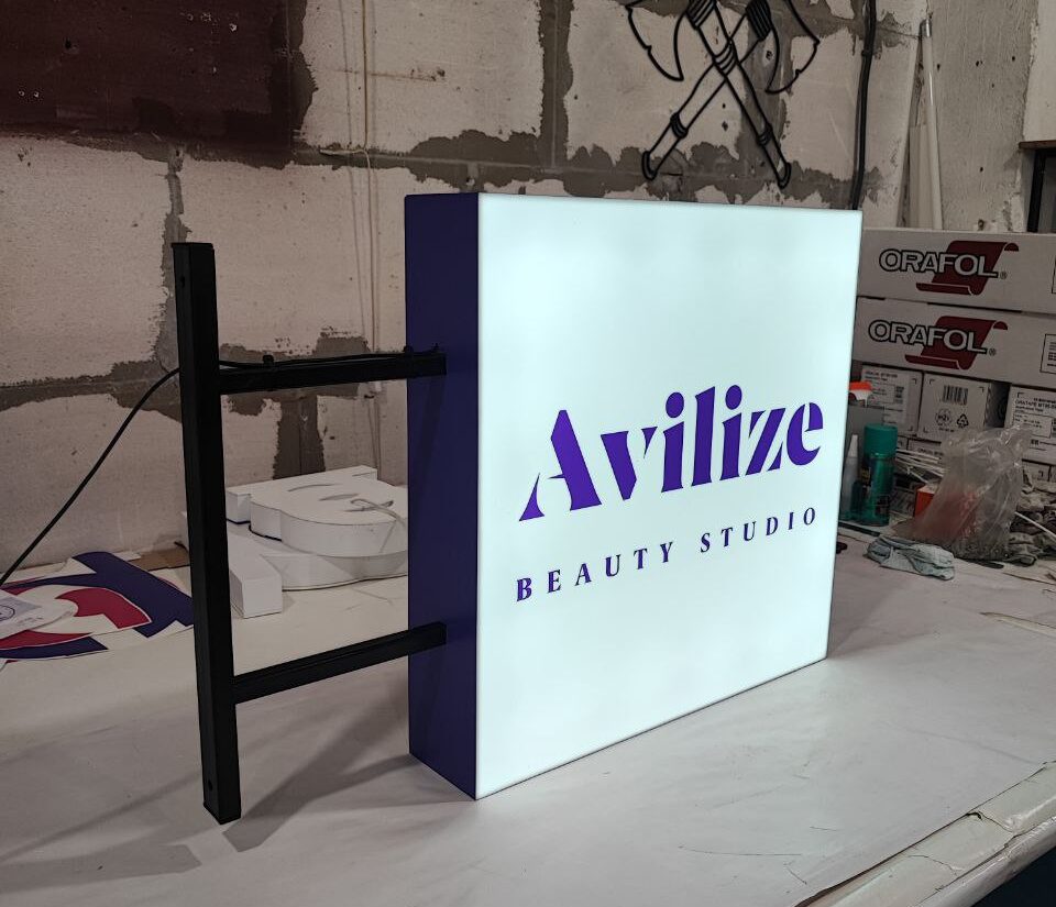 Торцевий лайтбокс для салону краси «Avilize beauty studio»