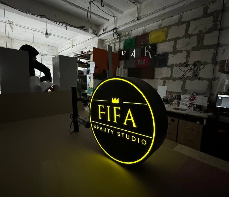 Торцевий лайтбокс для б’юті-студії «Fifa beauty studio»