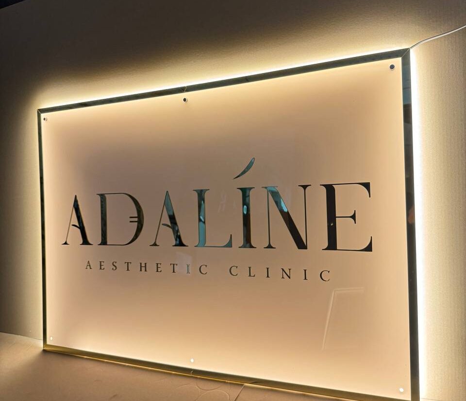 Вивіска з підсвіткою для клініки «Adaline aesthetic clinic»