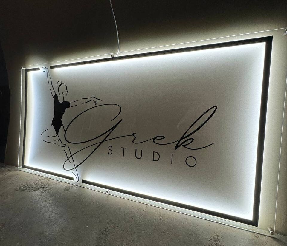Вивіска з контражурною підсвіткою «Grek studio»