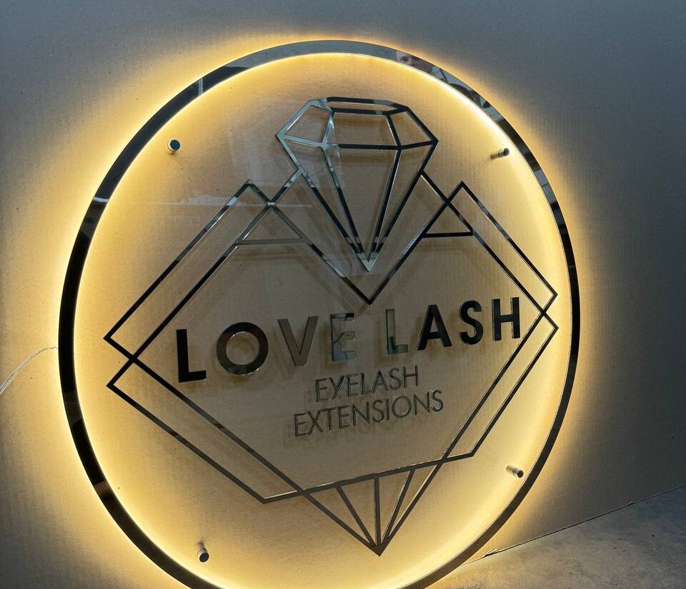 Вивіска з контражурною підсвіткою «Love lash»
