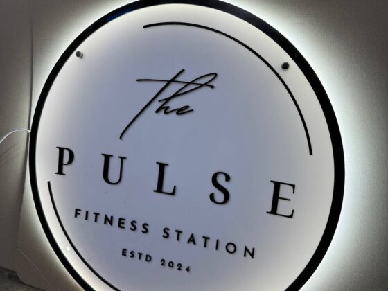 Вивіска з підсвіткою для фітнес-клубу «Pulse fitness station»