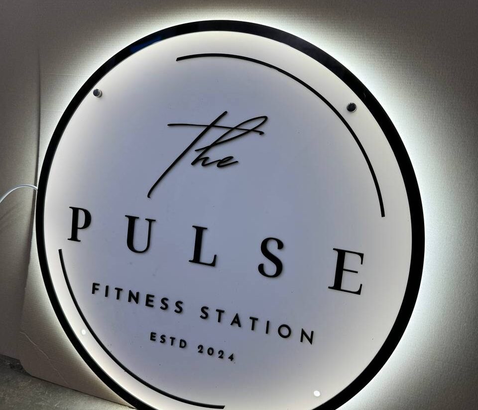 Вивіска з підсвіткою для фітнес-клубу «Pulse fitness station»